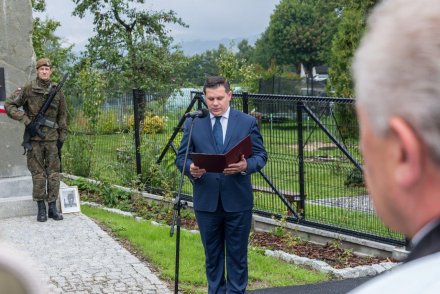 Uroczystość upamiętnienia mjra Adolfa Pilcha - burmistrz Tomasz Bujok